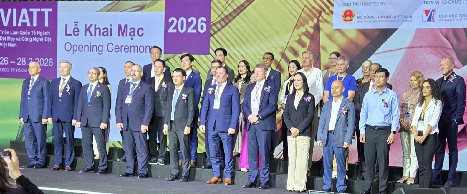 Vietnam official delegation standing on a stage